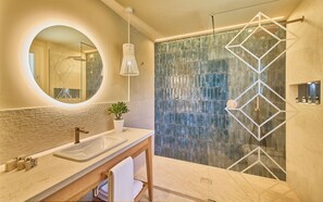 Shower, rainfall showerhead, bidet, towels - Residence Le Bouganville (Villasimius)