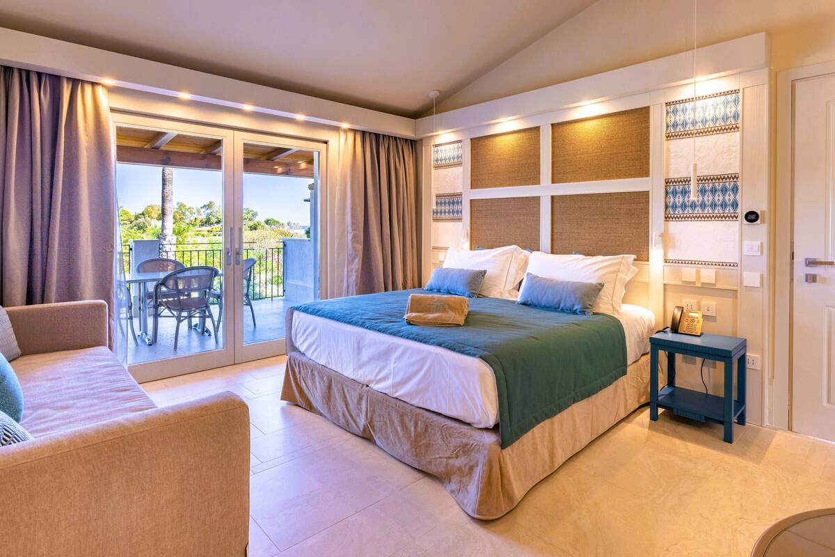 Deluxe kamer, uitzicht op zee | Een kluis op de kamer, een laptopwerkplek, verduisterende gordijnen