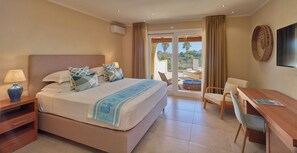 Panorama tweepersoonskamer | Een kluis op de kamer, een laptopwerkplek, verduisterende gordijnen