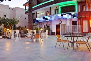 Breakfast and dinner served