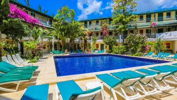 2 piscinas externas, funciona das 9h às 19h, guarda-sóis