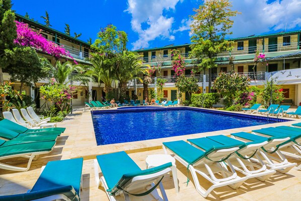 2 Außenpools, geöffnet von 09:00 Uhr bis 19:00 Uhr, Sonnenschirme