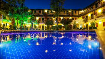 2 piscinas externas, funciona das 9h às 19h, guarda-sóis