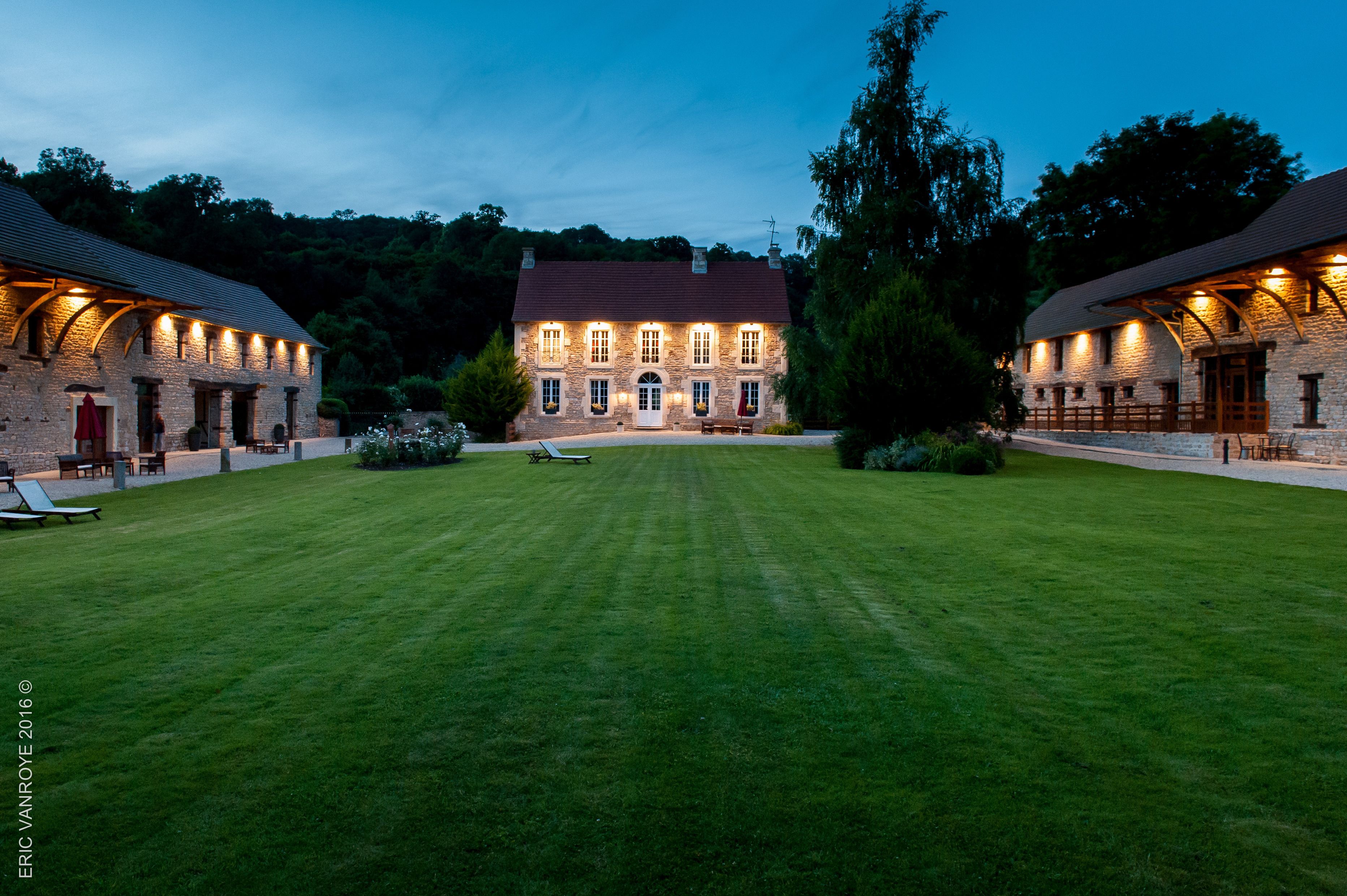 Voorkant accommodatie - avond/nacht