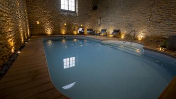 Piscine couverte, chaises longues