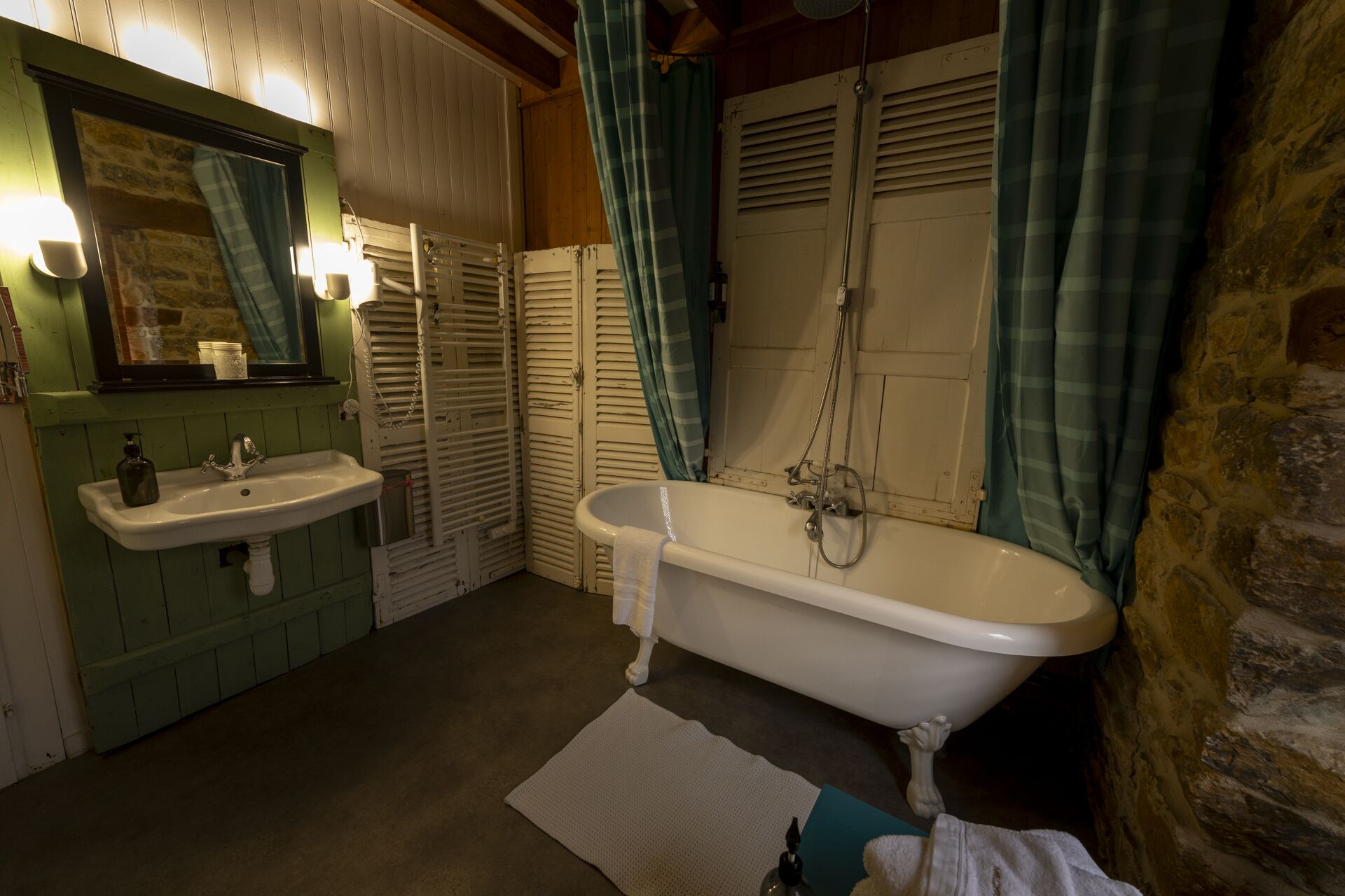 Un baño con una bañera blanca, un lavamanos y un espejo.