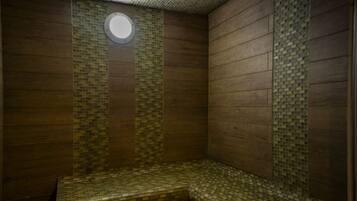 Una habitación pequeña, con poca luz, paredes de madera y suelo de baldosas.