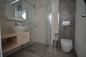 Shower, designer toiletries, hair dryer, slippers - Doc's Hotel Kemer (Kemer)
