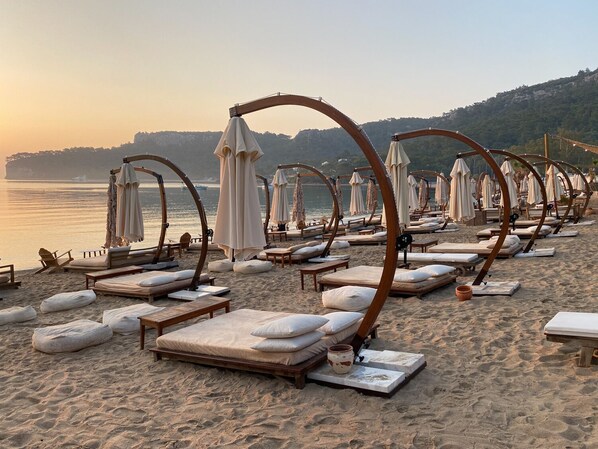 Privéstrand vlakbij, een gratis shuttleservice van/naar het strand