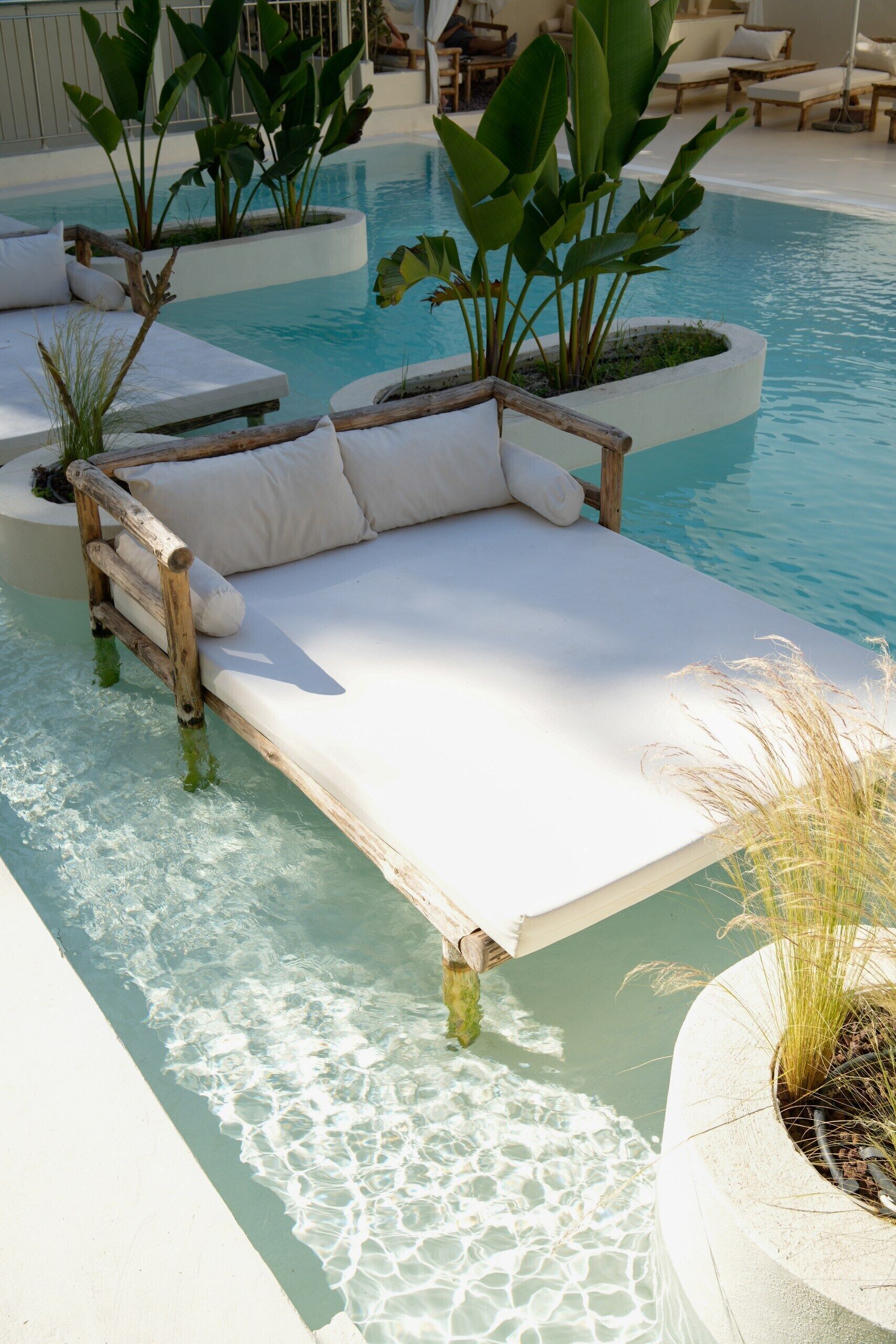 Piscina externa sazonal, guarda-sóis, espreguiçadeiras