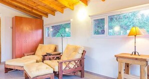 Loft House (2 passengers) | Área de estar | Smart TV, lareira