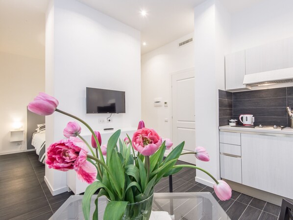 ثلاجة/مجمد بحجم كبير، ميكروويف، ماكينة لصنع القهوة/الشاي