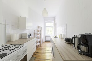 City Apartment, 1 Bedroom | Private kitchen | Fridge, microwave, oven, stovetop - Primeflats - Apartments im Schillerpark (Berlin)