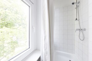 City Apartment, 1 Bedroom | Bathroom shower - Primeflats - Apartments im Schillerpark (Berlin)
