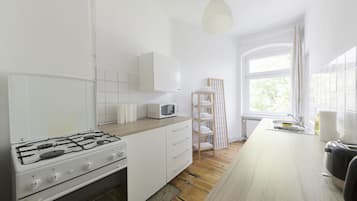 City Apartment, 1 Bedroom | Private kitchen | Fridge, microwave, oven, stovetop