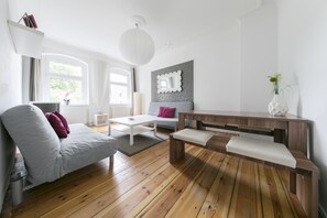 48-inch flat-screen TV with digital channels, TV, DVD player - Primeflats - Apartments im Schillerpark (Berlin)