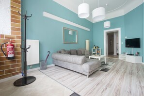 Apartment (Schillerpark 6) | Living room | 48-inch flat-screen TV with digital channels, TV, DVD player - Primeflats - Apartments im Schillerpark (Berlin)