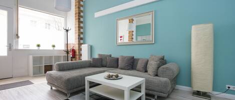 شقة (Schillerpark 6) | غرفة المعيشة | تلفزيون بشاشة مسطحة بحجم 48-بوصة يعرض قنوات تلفزيونية رقمية، تلفزيون