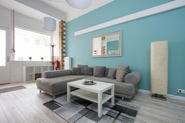 Appartement (Schillerpark 6) | Salle de séjour | Téléviseur à écran plat de 48 po avec télévision numérique, téléviseur