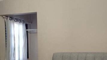 ملاءات للفراش لا تسبب الحساسية وأسرّة بطبقة علوية مريحة وميني بار