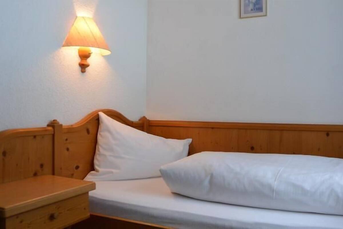 Single Room | Minibar, in-room safe, desk, soundproofing