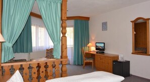 Junior Suite | Minibar, in-room safe, desk, soundproofing
