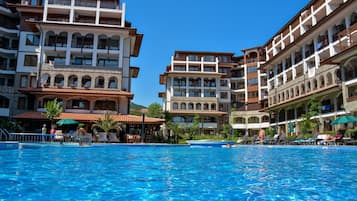 Estúdio, sacada, vista para a piscina (Kitchenette ) | Quartos à prova de som, ferros/tábuas de passar roupa