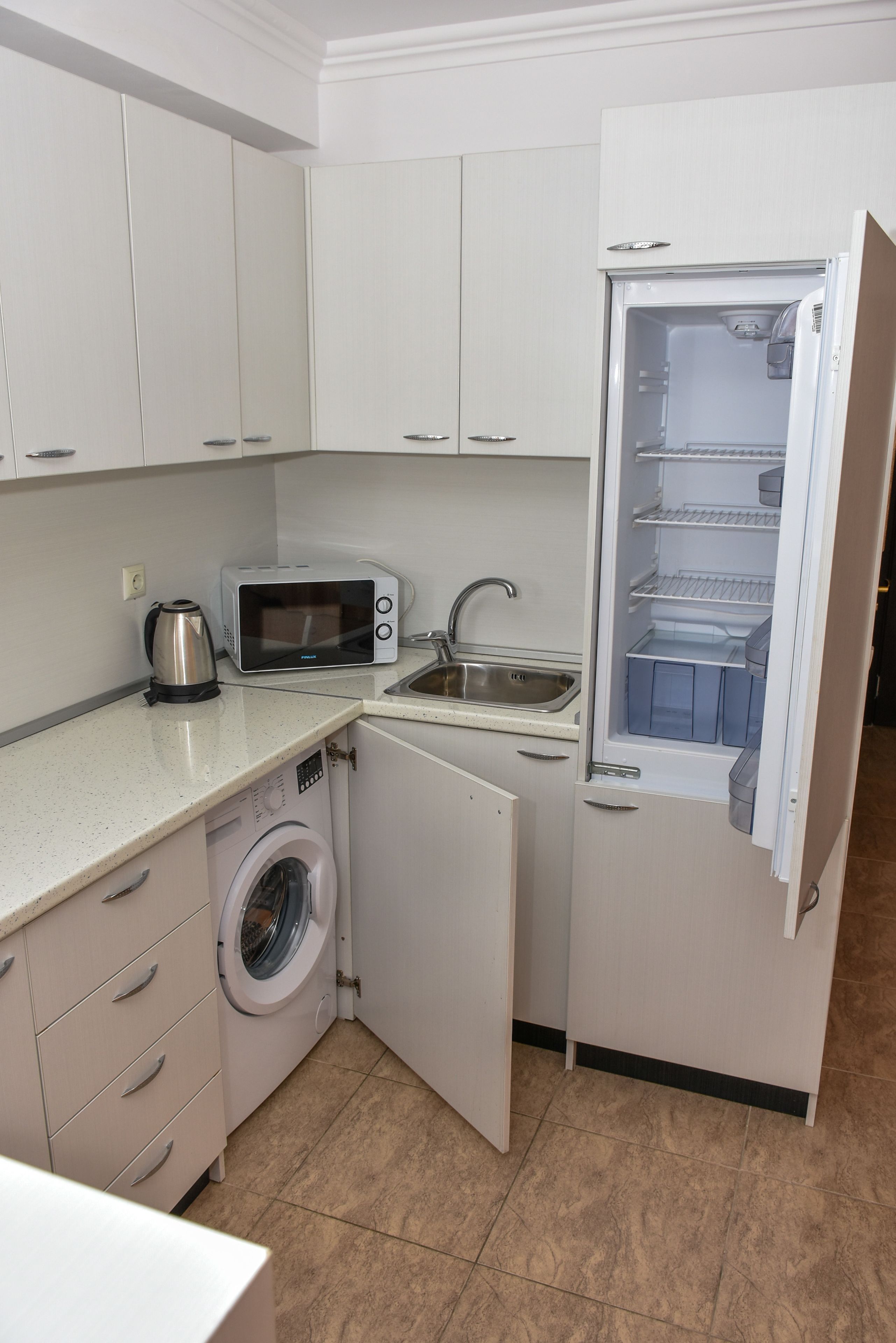 luxury apartment, 2 bedrooms, balcony, sea view | private kitchen | mini-fridge, microwave, stovetop, electric kettle