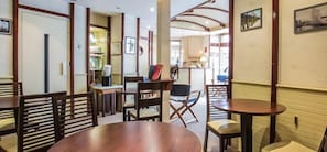 Petit déjeuner continental (9.50 EUR par personne)