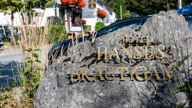 A large rock with the text "HOTEL HANSEN BRÄUTIGAM" engraved on it. - Landgasthof Hotel Hanses-Bräutigam (Schmallenberg)