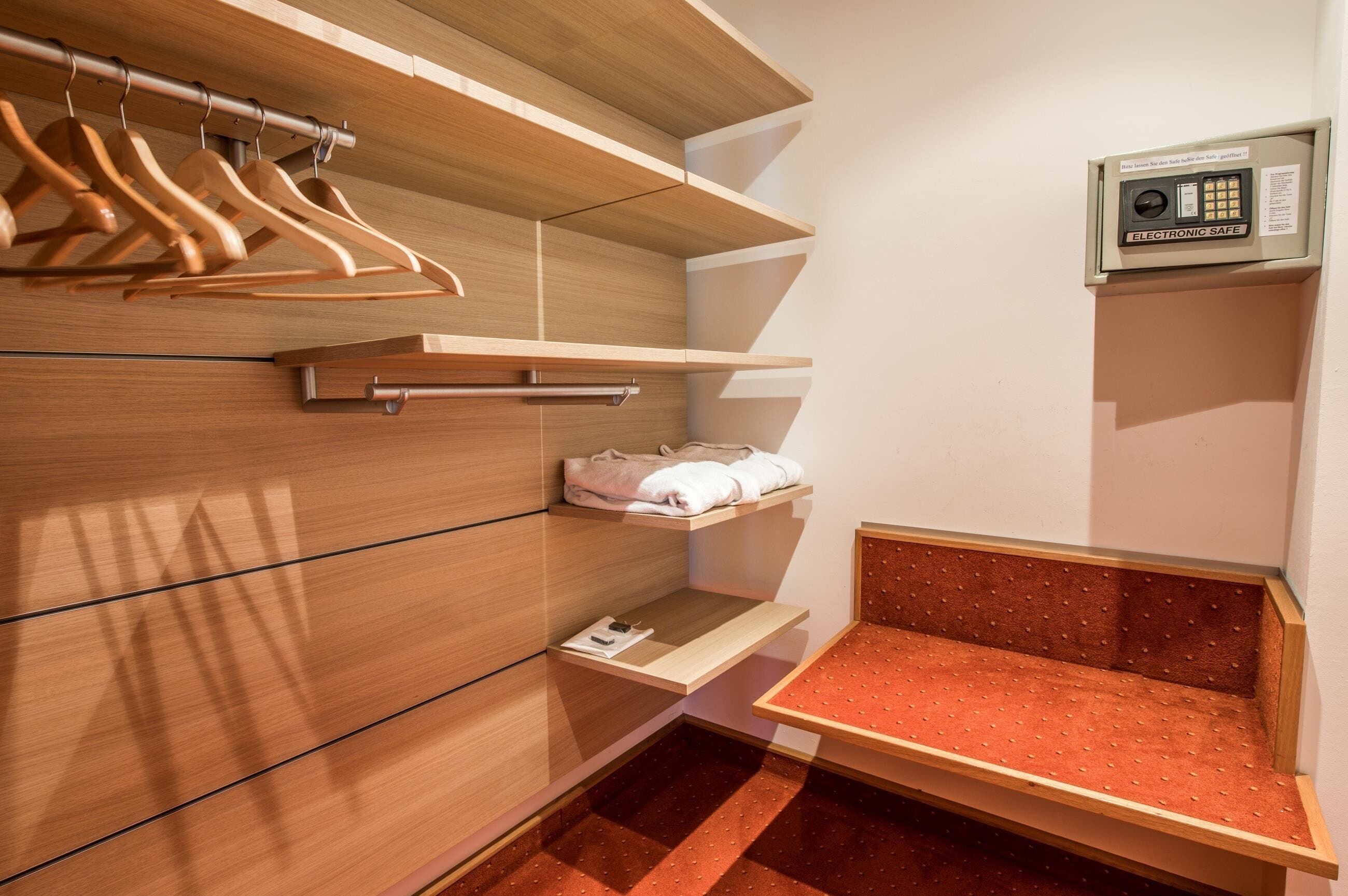 junior suite, 1 double bed | living area | flat-screen tv