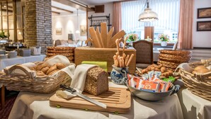 A breakfast buffet with bread, pastries, and beverages. - Landgasthof Hotel Hanses-Bräutigam (Schmallenberg)