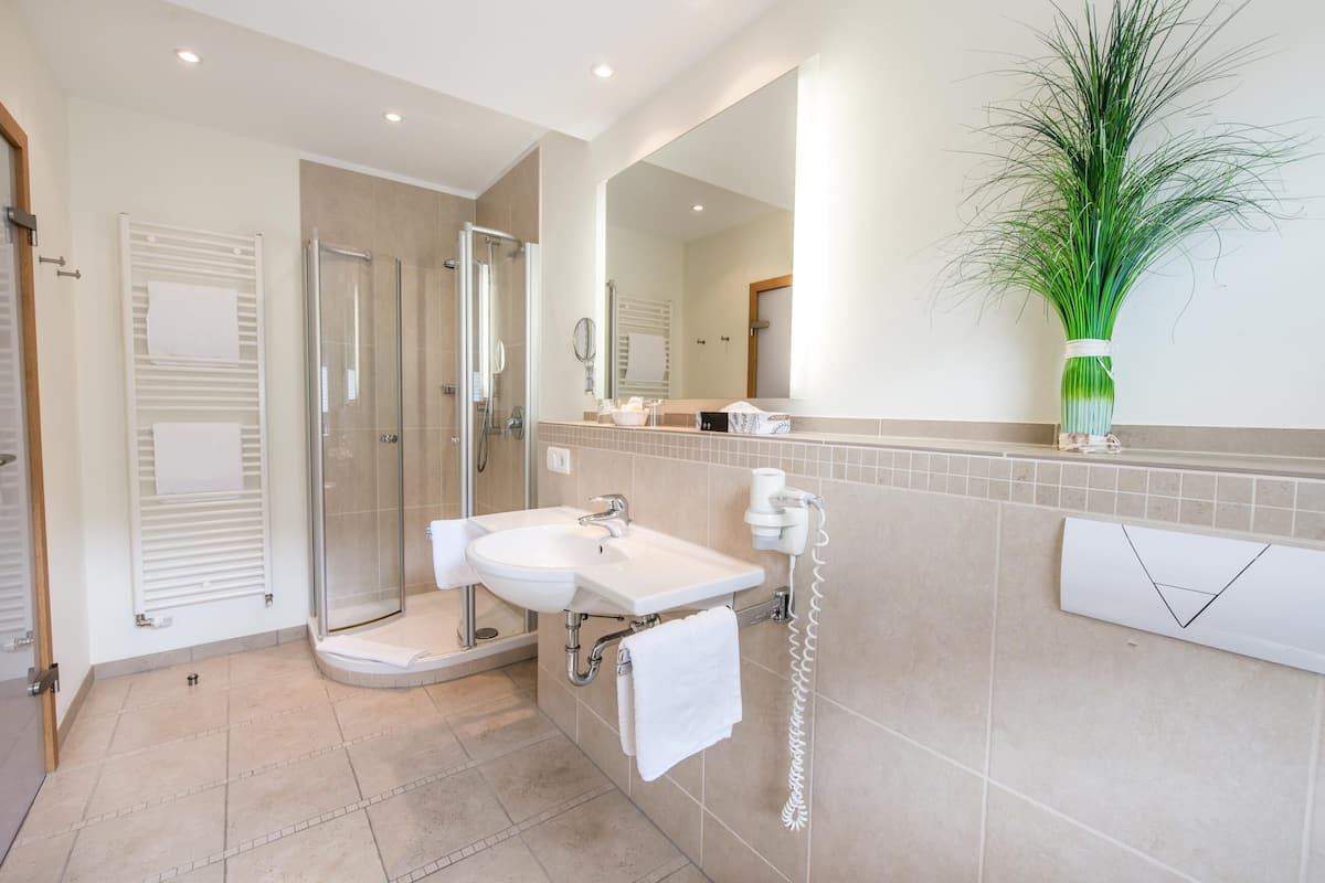 junior suite, 1 double bed | bathroom | towels