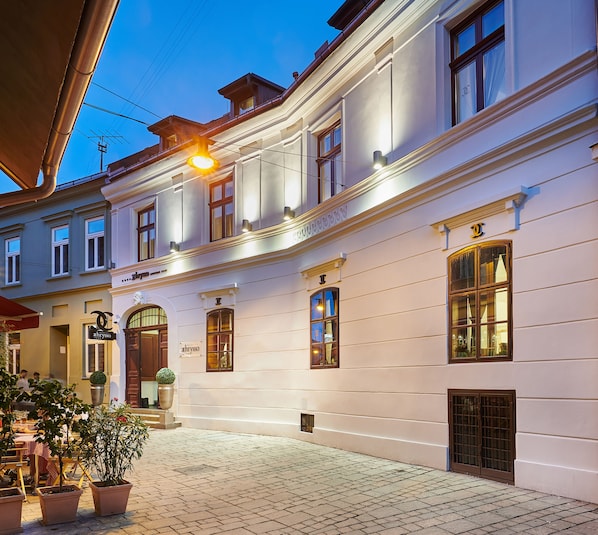 Façade de l’hébergement - soirée/nuit