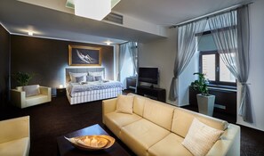 SAFFRON SUITE DELUXE | Minibar, safe på rommet, skrivebord og skrivebord for bærbar PC