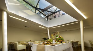 Petit déjeuner buffet (10 EUR par personne)