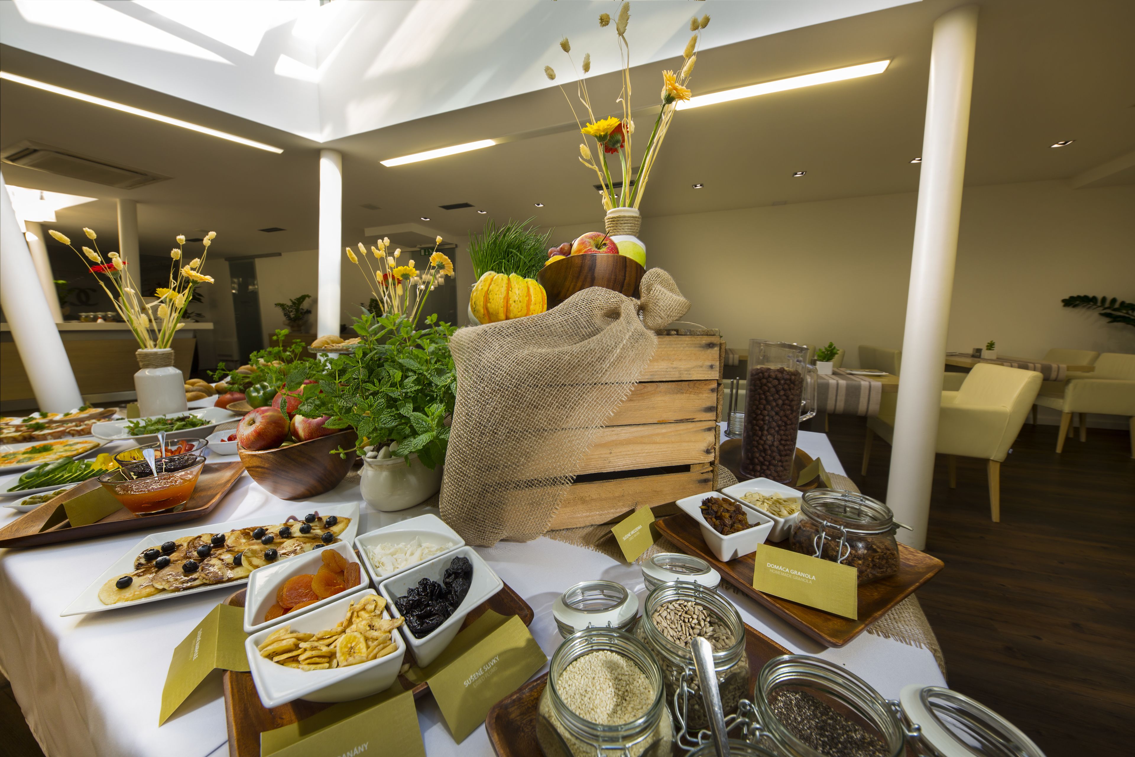 Tägliches Frühstücksbuffet (10 EUR pro Person)