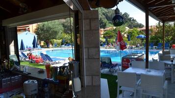 Breakfast, lunch, dinner served; international cuisine