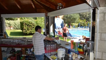 Bar ved bassenget