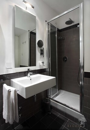 Shower, free toiletries, hair dryer - Residence Regola (Rome)