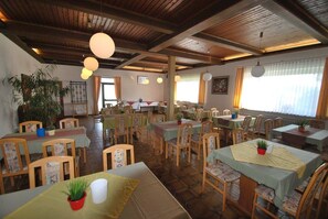 每日供应自助式早餐（每人 EUR 12）