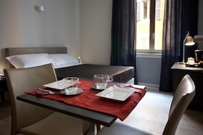 Minibar, in-room safe, soundproofing, free cribs/infant beds - Regola Suite (Rome)