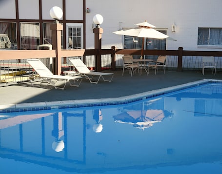 Una piscina al aire libre de temporada