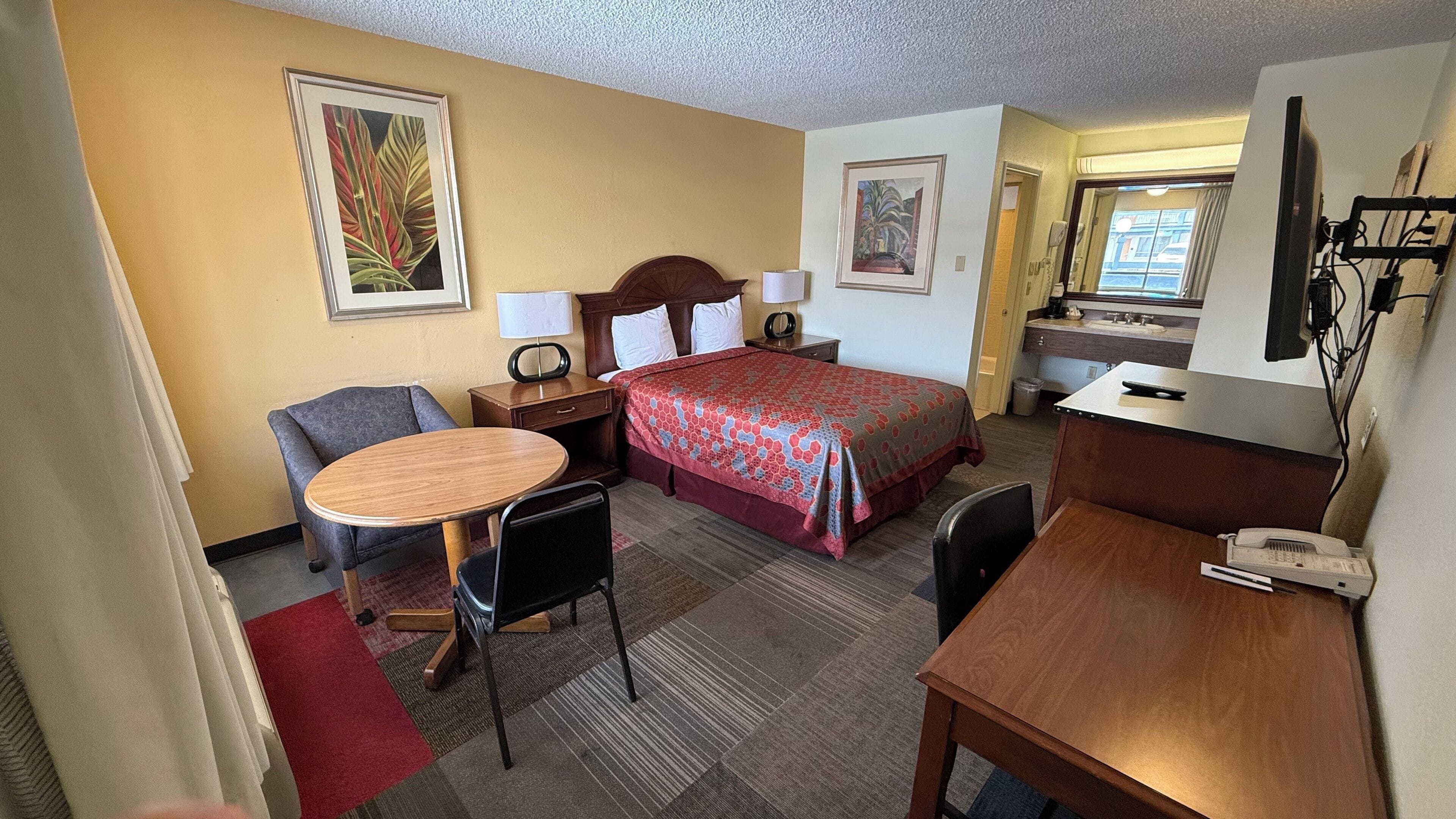 Room, 1 Queen Bed, Non Smoking (No Pets Allowed) | 1 bedroom, individually decorated, individually furnished, desk