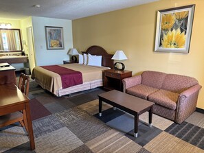 Business Room, 1 King Bed, Non Smoking (No Pets Allowed) | 1 bedroom, individually decorated, individually furnished, desk