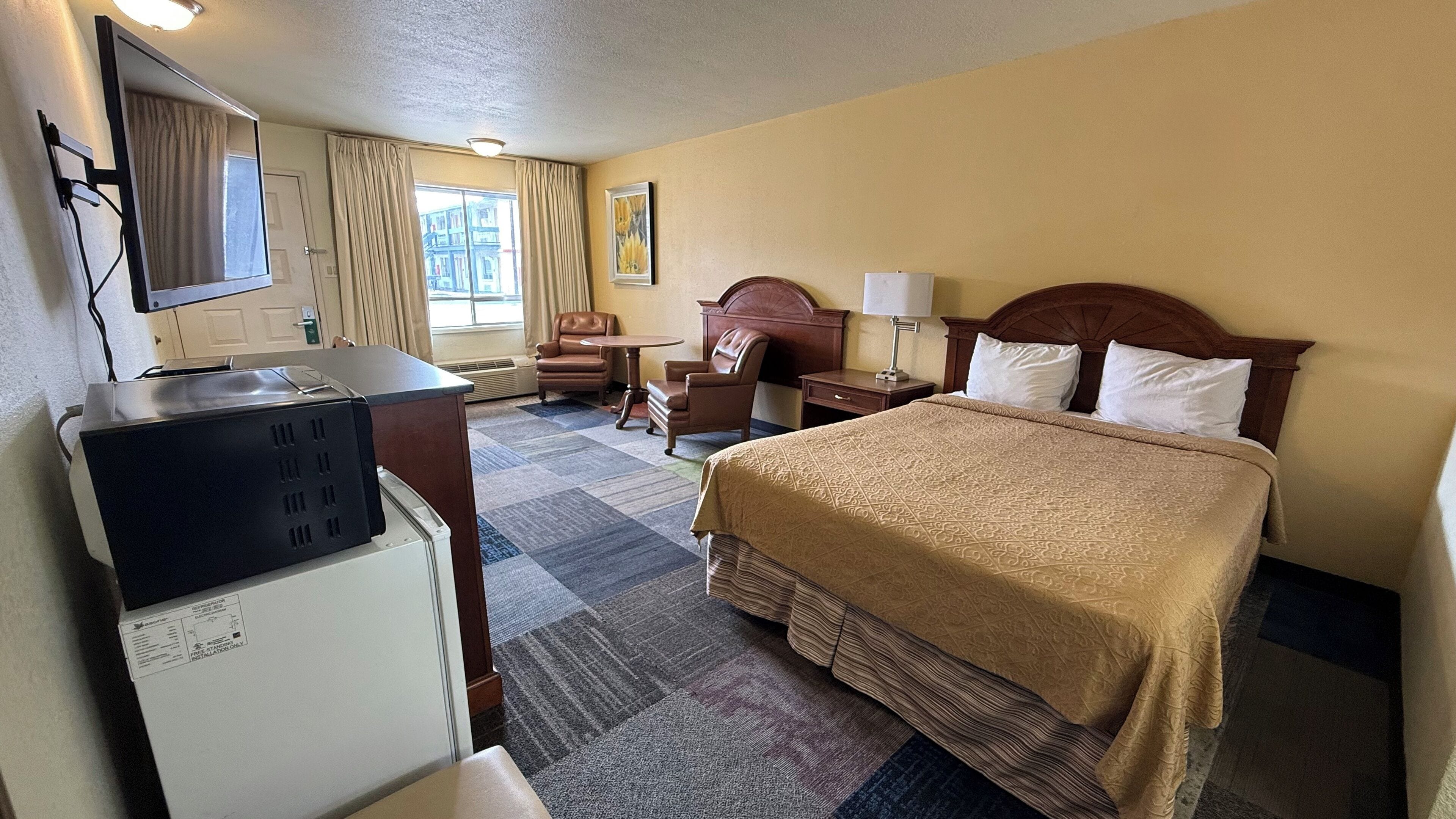 1 Queen Bed Non Smoking (Pet Friendly) | 1 غرفة نوم ومكتب وستائر تع تيم وتجهيزات عازلة للصوت
