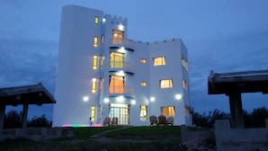 Façade de l’hébergement  – soirée/nuit