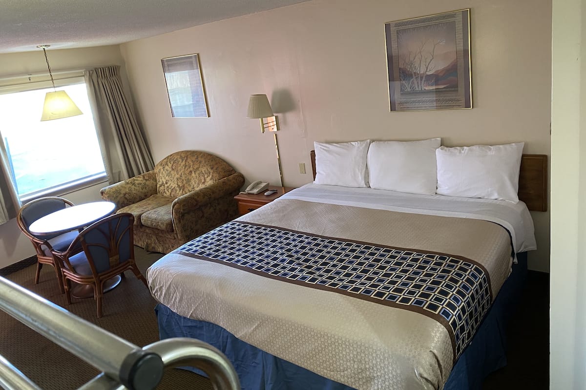 Premium bedding, desk, soundproofing, free WiFi