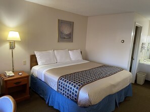 Premium bedding, desk, soundproofing, free WiFi - Parkview Motel (Corning)