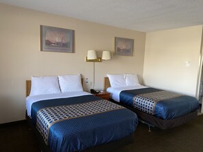 Premium bedding, desk, soundproofing, free WiFi - Parkview Motel (Corning)